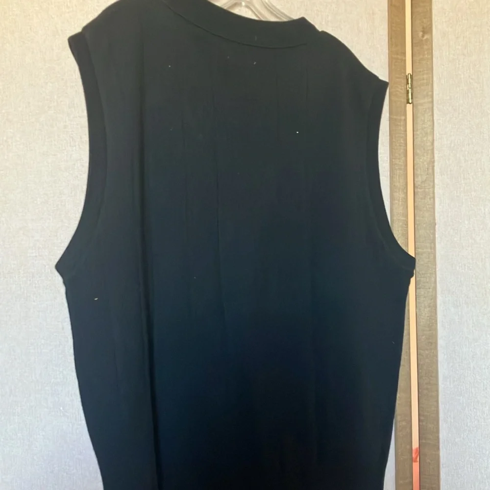 FINAL MARKDOWN Men’s Haley Black V-Neck vest large